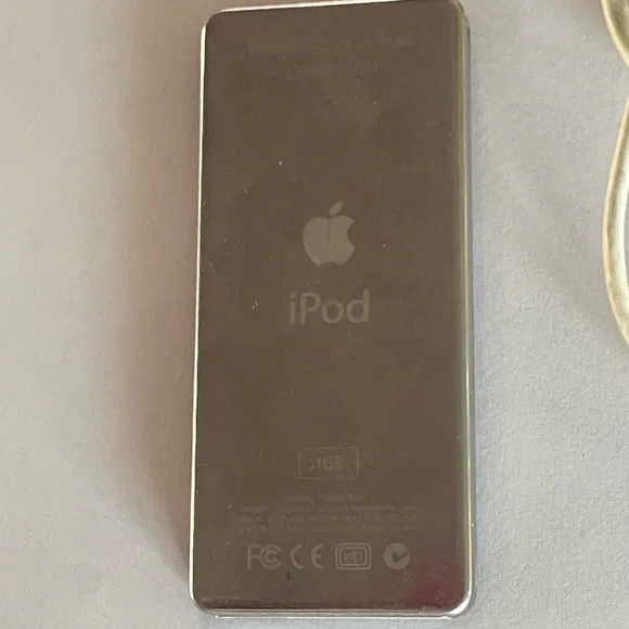 Apple Black iPod Nano Generation 1 with White 30-pin Cable - Picture 3 of 4